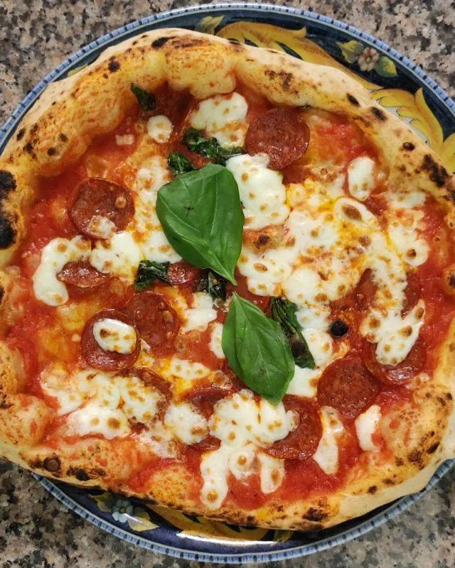 Una Diavola: pomodoro, salame piccante, mozzarella e due foglie di basilico