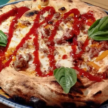 Pizza barbecue: salsiccia sbriciolata, peperoni, provola e strisce di salsa barbecue