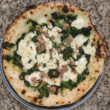 Pizza salsiccia e friarielli: fior di latte, friarielli verdi e salsiccia