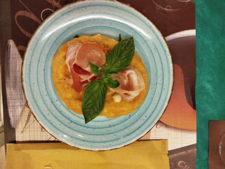 Una montanara condita, sul piatto azzurro